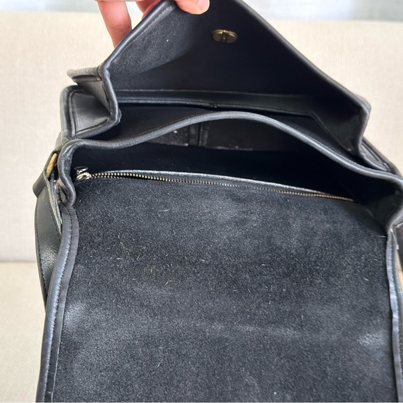 Vintage black leather Coach shoulder bag. - Picture 8 of 11